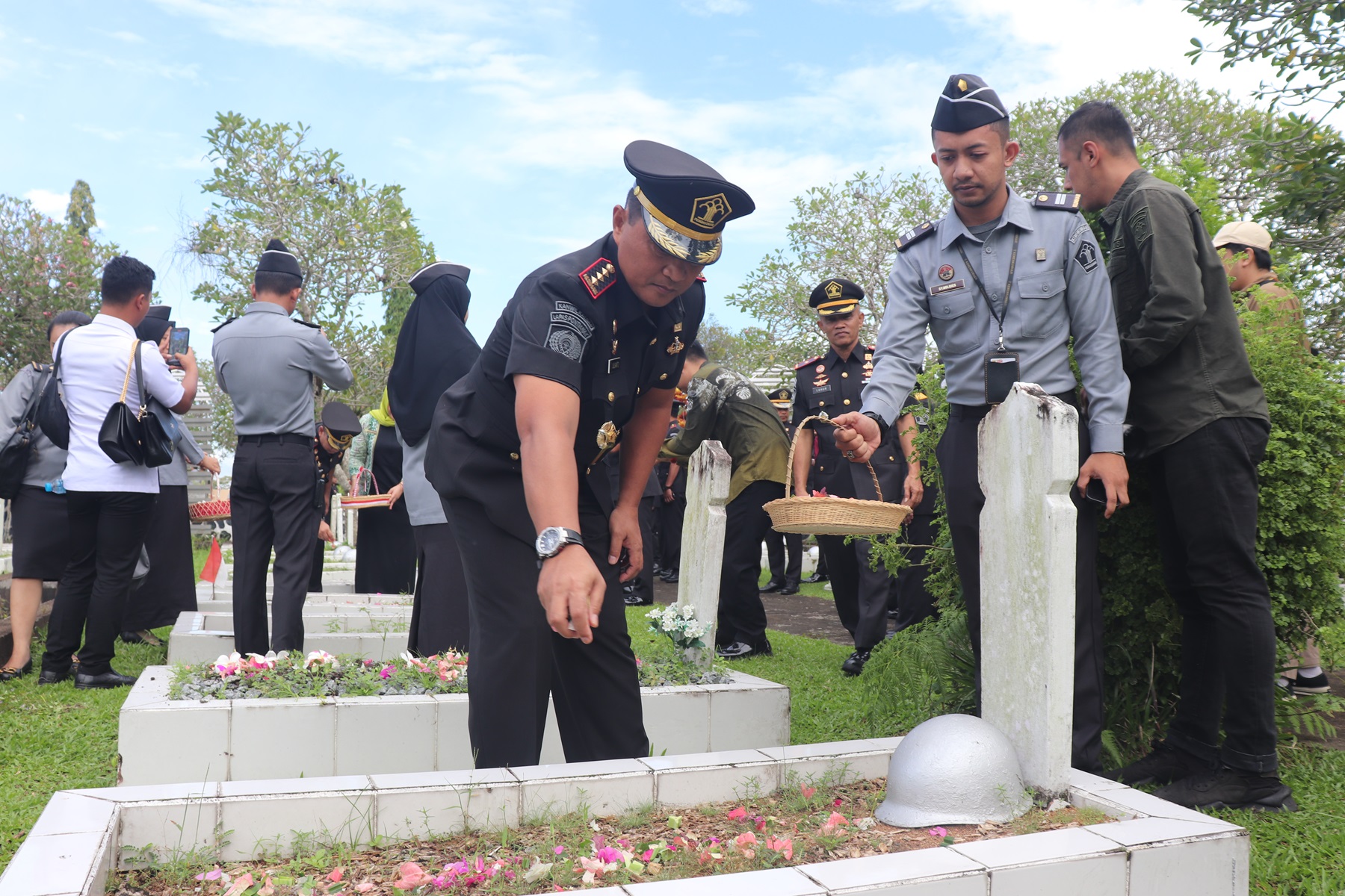 Jelang Puncak Peringatan HBP ke- 60 Lapas Pontianak Turut Laksanakan Ziarah dan Tabur Bunga Di Taman Makam Pahlawan Dharma Patria Jaya